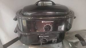 lot 4693 image: (2) Toast Master Slow Cookers
