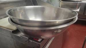 lot 4695 image: (3) Large Stainless Steel Mixing Bowls
