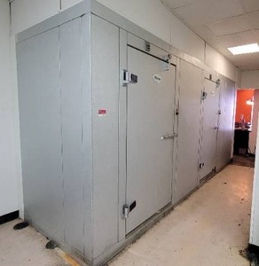lot 6404 image: 16ft Commercial Ameriakooler Walk-In Freezer  Cooler Combo DROP IN Rooftop Unit