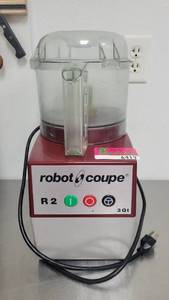 lot 6419 image: 3 Quart Robo Coupe R2
