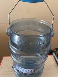 lot 4230428 image: San Jamar Ice Bucket Used very good