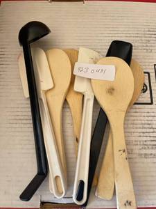 lot 4230431 image: Lot of wooden short wooden spoons, ladel etc.