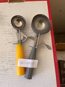 lot 4230434 image: Two portion control scoops