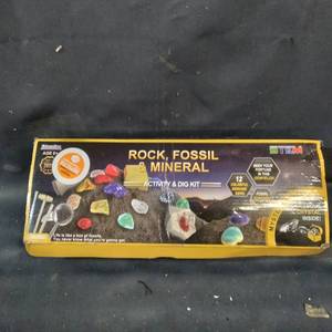 lot 48753 image: ROCK,MINERAL,AND FOSSIL ACTIVITY KIT