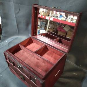lot 48813 image: TREASURE CHEST JEWELLERY BOX