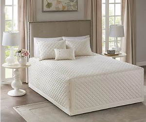 lot 31466 image: FULLQUEEN Breanna Levine Miller Ivory Quilt bed set