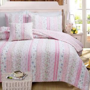 lot 32170 image: Porch & Den Gwinnett Chic Lace Quilt Set - Twin