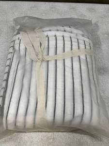 lot 14736 image: Jiyuan Queen Size Duvet Cover Set
