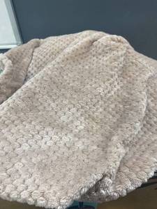 lot 15624 image: Confidence in Textiles King Size Fleece Blanket (Brown)