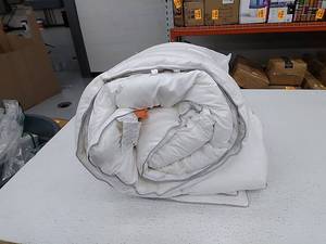 lot 27037 image: Orient Duvet insert, size 68in. x 90in.