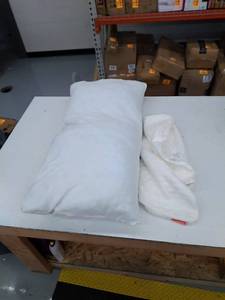 lot 27134 image: Bamboo pillow with pillow case,King