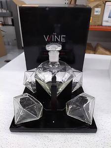 lot 27258 image: The wine savant diamond decanter with 4 glasses