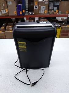 lot 27444 image: Amazon basics paper shredder