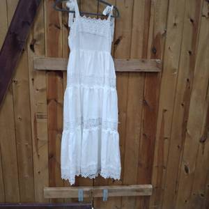 lot 8084 image: WHITE SUMMER DRESS  SIZE M HAS SOME SHIPPING DIRT