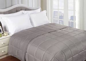 lot 3093 image: Superior All-season Reversible Hypoallergenic Down Alternative Blanket - Twin Twin XL