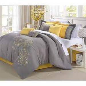 lot 6243 image: Stitched Floral Comforter Set&nbsp