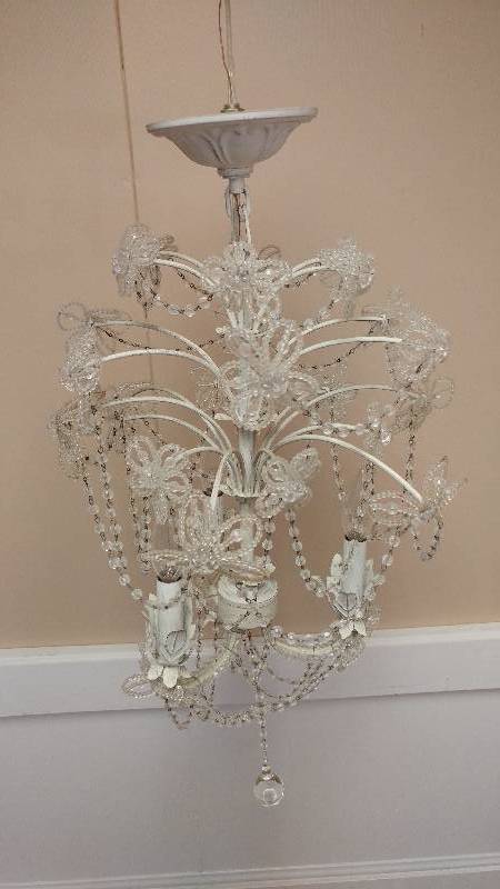 lot 11 image: Chandelier