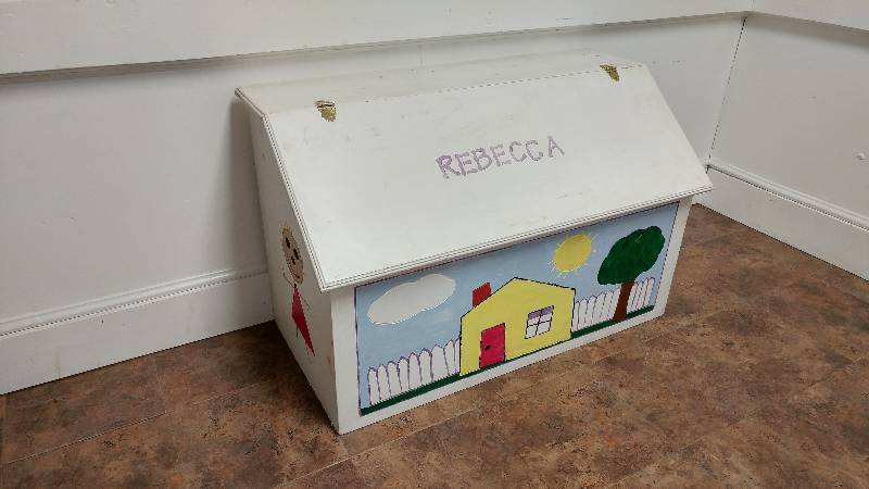 lot 14 image: Large Custom Toy Box