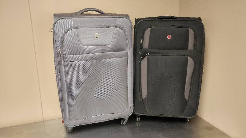 lot 17 image: Set of Luggage