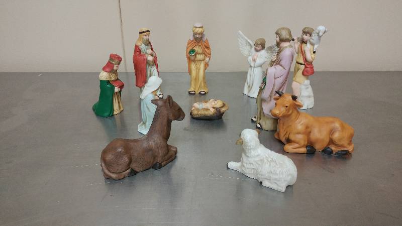 lot 48 image: Nativity Set
