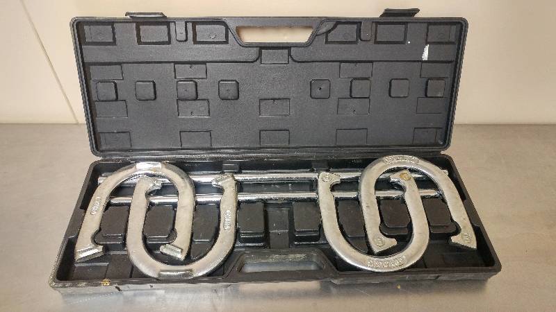 lot 51 image: Spalding Horseshoe Set Silver