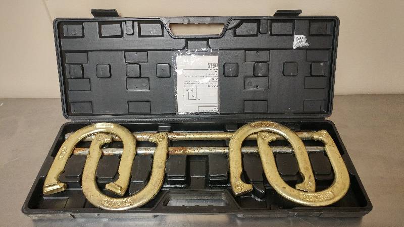 lot 52 image: Spalding Horseshoe Set Gold