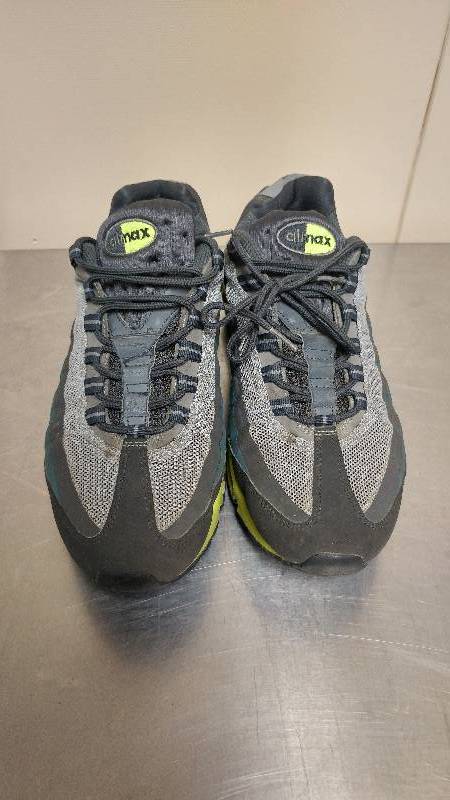 lot 84 image: Nike Airmax Size 13 Shoes