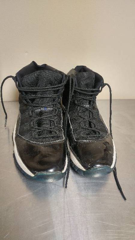 lot 85 image: Nike Jordan Size 13 Shoes