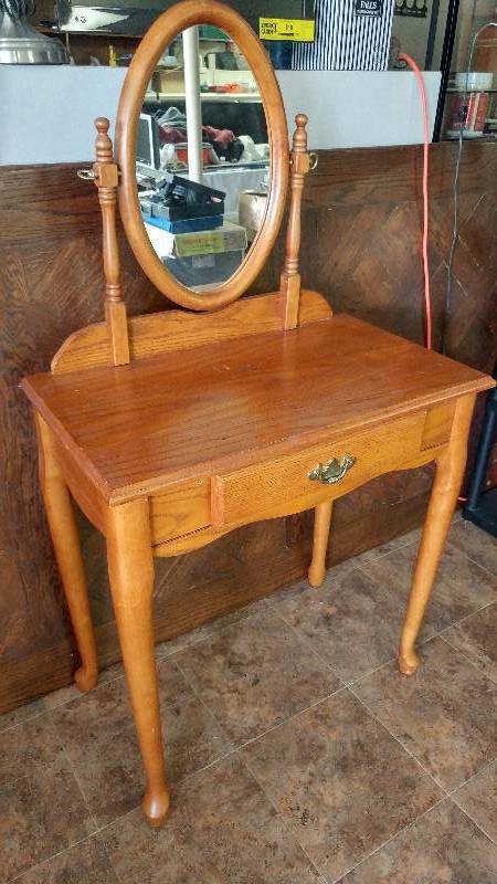 lot 104 image: Oak Vanity