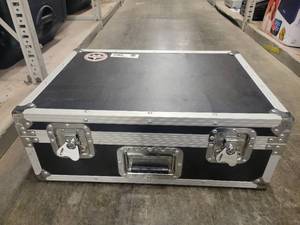 lot 38026 image: Roadrunner Music Box with Shure Reciever Multmix 8 USB