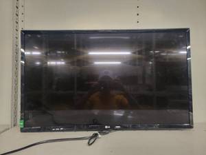 lot 38064 image: 24 LG Television