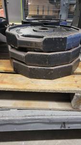 lot 38187 image: (6) Iron Grip 100lb Weights