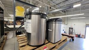 lot 38219 image: (6) Trash Cans