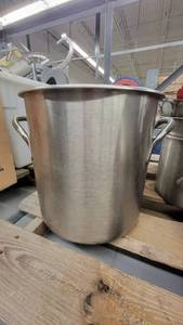 lot 38231 image: 13in Stainless Steel Cooking Pot