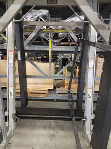 lot 38290 image: Hammer Strength Sliding Squat Rack