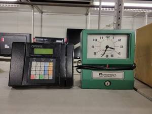 lot 38351 image: Lot of Time Recording Machines