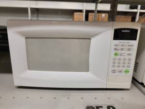 lot 38379 image: GoldStar Microwave