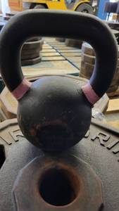 lot 38435 image: 18lb Iron Kettlebell
