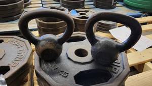 lot 38436 image: (2) 9lb Iron KeetleBells