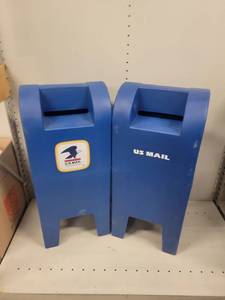 lot 39015 image: Lot of 2 Plastic Mailboxes