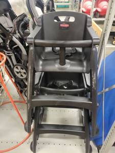 lot 39043 image: Lot of 2 High Chairs