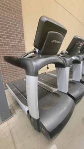 lot 39044 image: Life Fitness Flex Deck Shock Absorption Treadmill