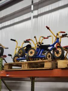 lot 39198 image: Approx. 6 Lids Tricycles