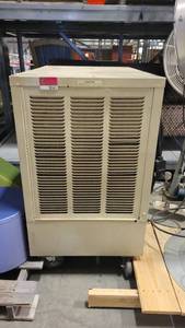 lot 38561 image: Mobile Master Cool MMB16C 4500 CFM Evaporative Air Cooler