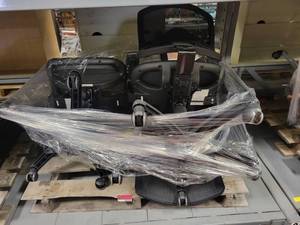 lot 38593 image: Lot of 3 Mesh Back Adjustable Office Chairs