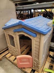 lot 38615 image: Little Tikes 48 Tall Plastic House