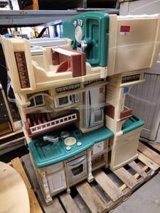 lot 38617 image: (4) Plastic Step 2 Kitchen Play Sets