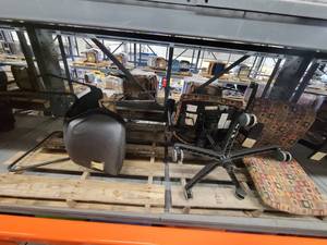lot 38665 image: Lot of 4 Chairs ( 2 Adjustable Hon Office Chairs and 2 Lobby Chairs )
