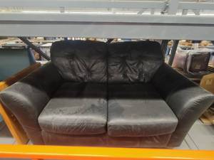 lot 38666 image: Black Leather Love Seat