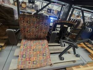 lot 38670 image: Lot of 2 Geo Pattern HON adjustable office Chairs - Normal Wear